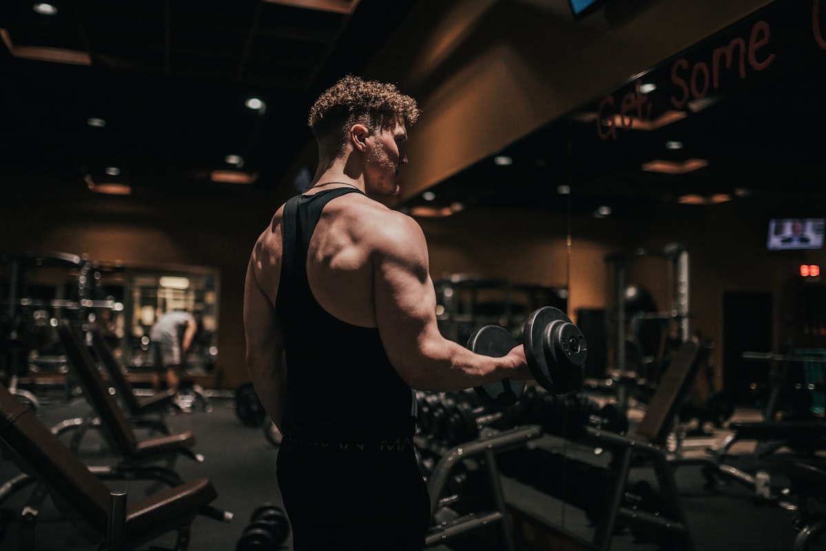 Sportif en salle de musculation